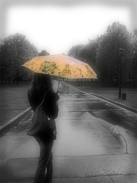 Брюнетка с зонтиком