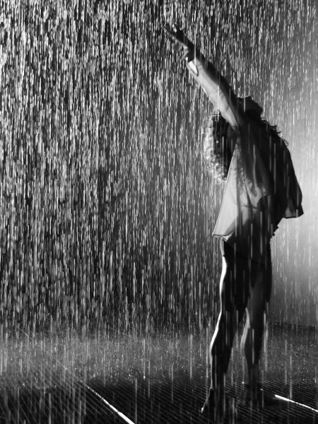 Девушка танцует под дождем: 1000 лучших видео
