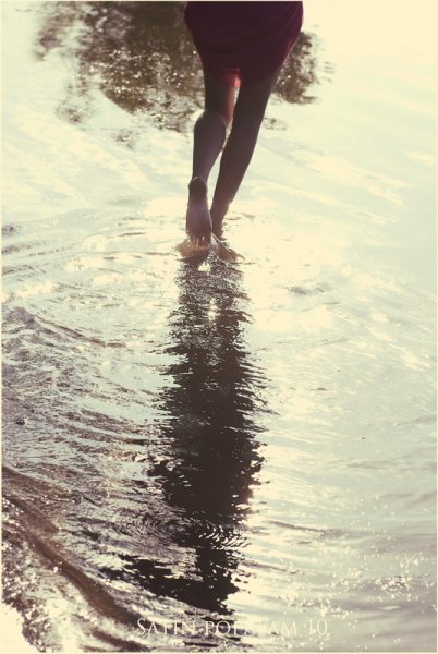 Девушка ночью босиком