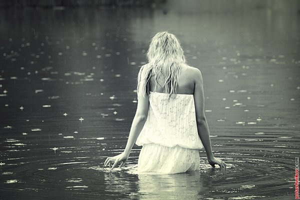 Одинокая девушка под дождем