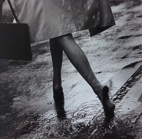 Женские ноги под дождем