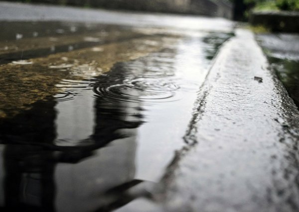 Лужа на дороге