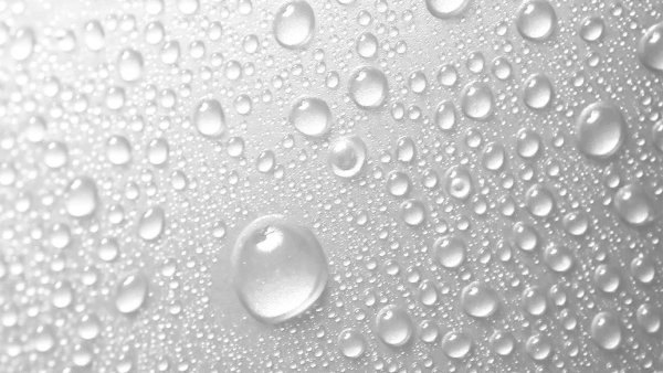 Капли воды на белом фоне