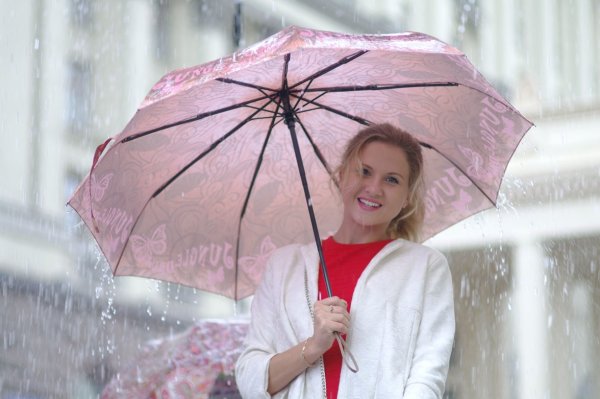 Девушка под зонтиком