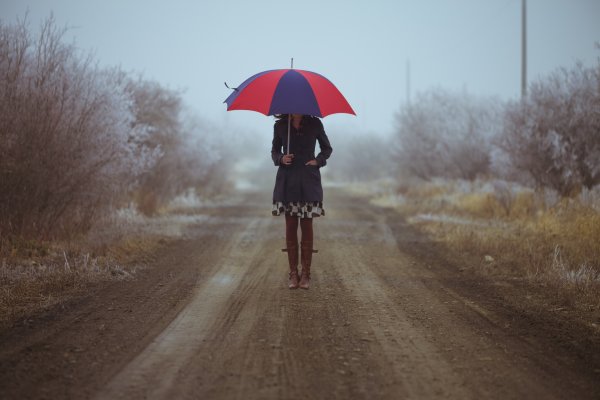 Девушка с зонтом сзади