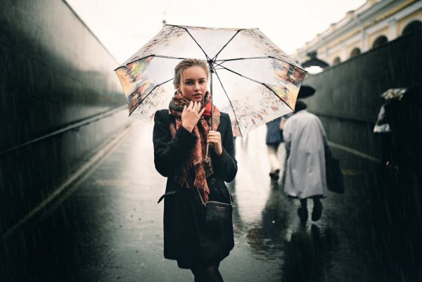 Девушка под зонтом