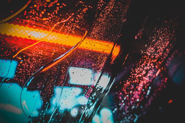 Капли дождя на стекле неон