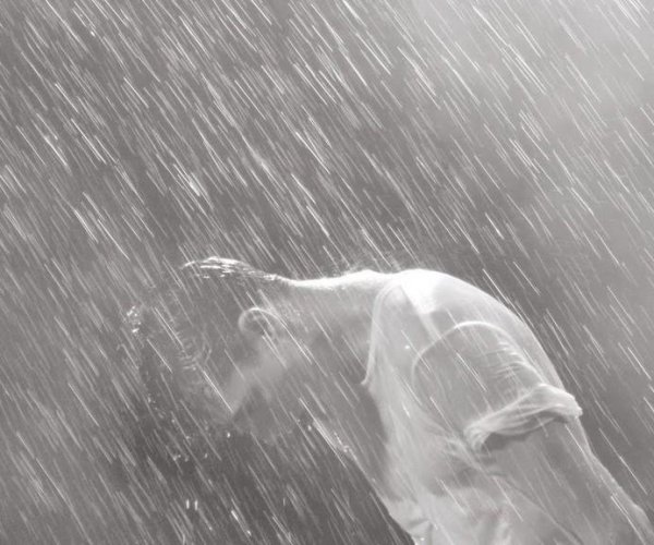 Дождь холодный хлещет