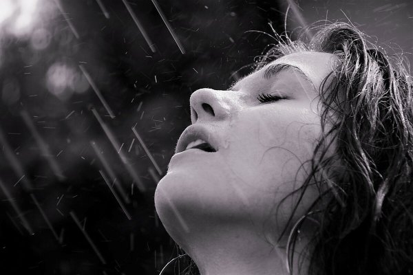 Девушка плачет под дождем