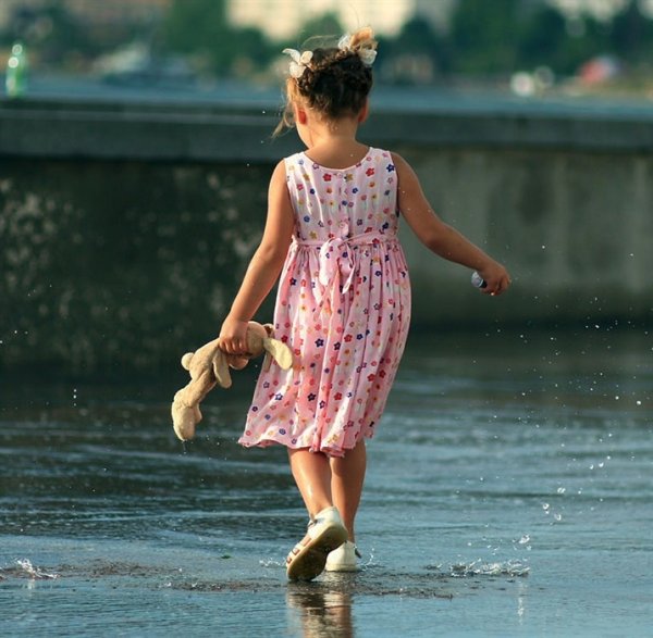 Дети гуляют по лужам