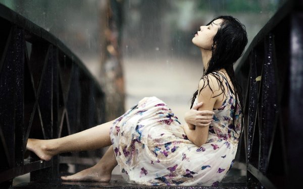 Грустная девушка под дождем