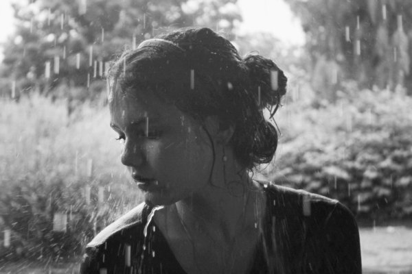 Плачущая девушка под дождем