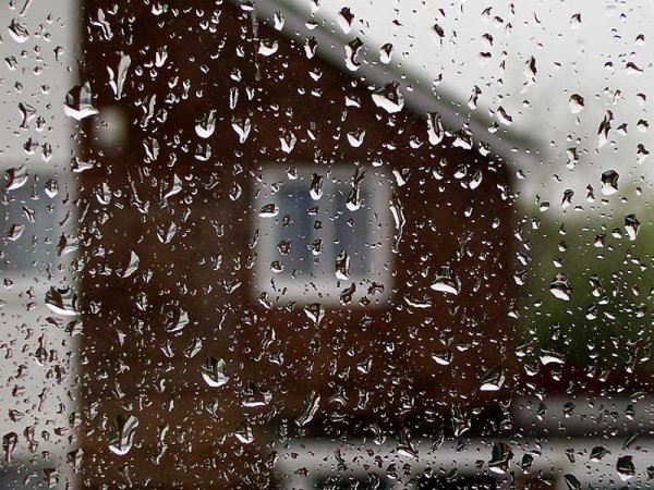 Сильный дождь за окном