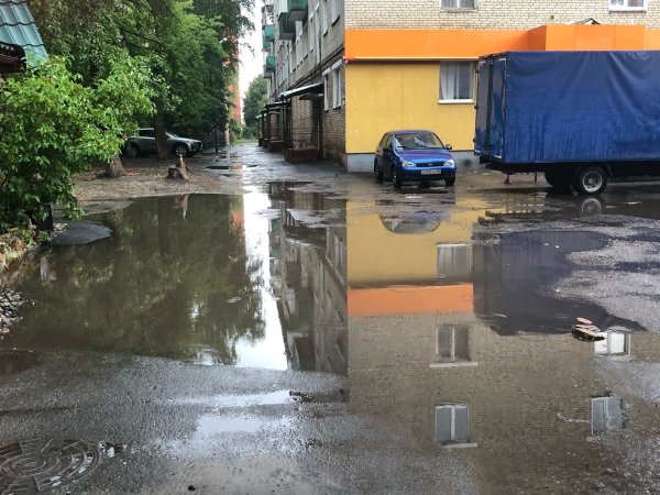 Городской двор дождик