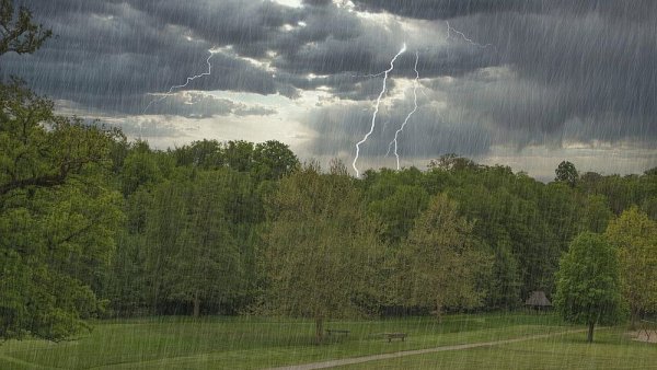 На Череповец надвигается гроза с градом