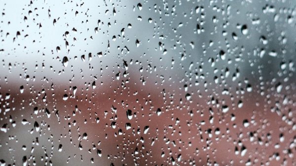 Капли на стекле