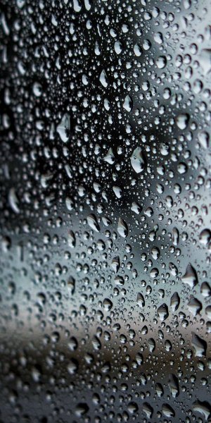 Капельки воды на стекле