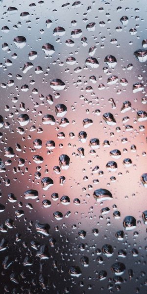 Капельки воды на стекле