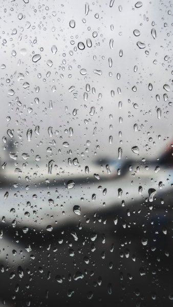 Дождевые капли на стекле
