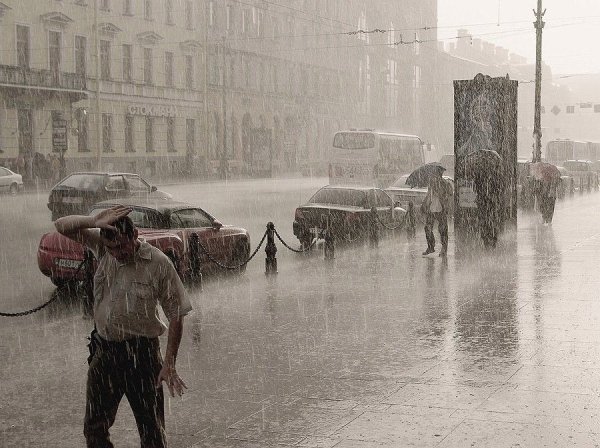 Сильный дождь в городе