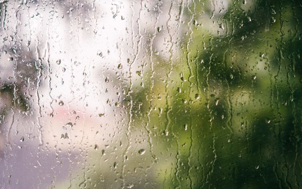 Стекло с каплями дождя