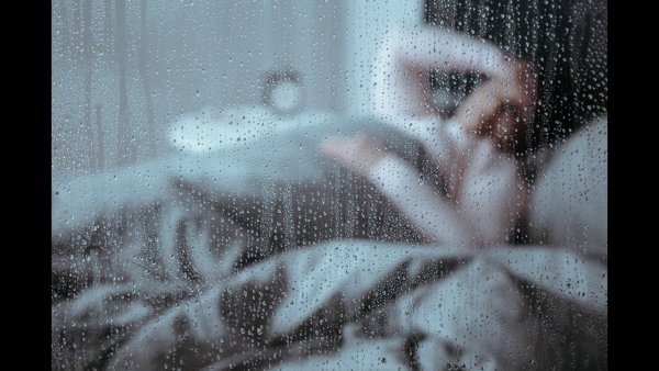 Девушка засыпай под звуки дождя