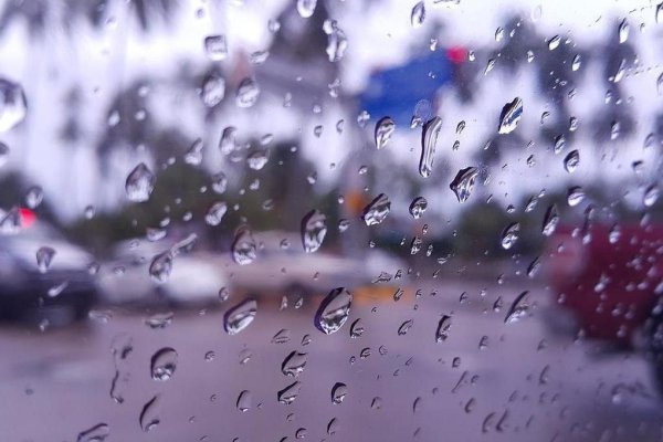 Синий фон за окном дождь