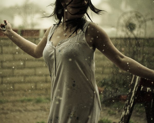 Девушка под дождем