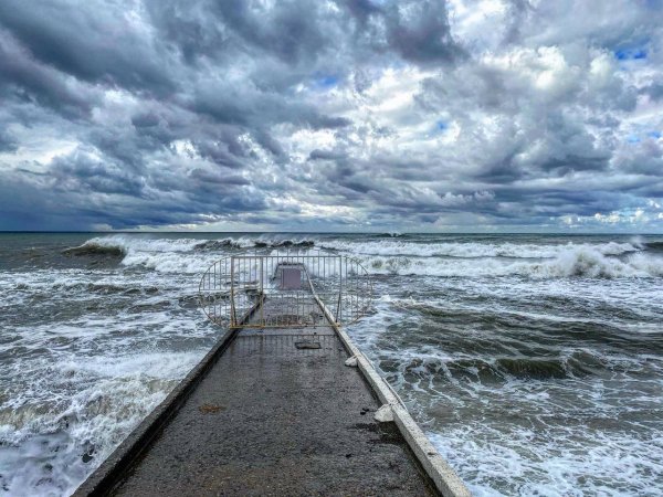 Шторм Сочи пасмурно дождь