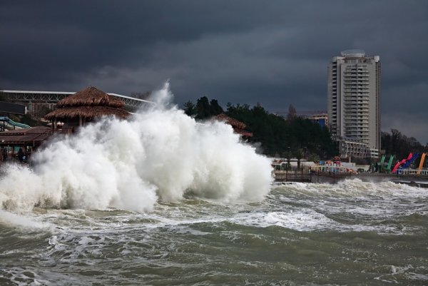 Шторм зимой в Сочи