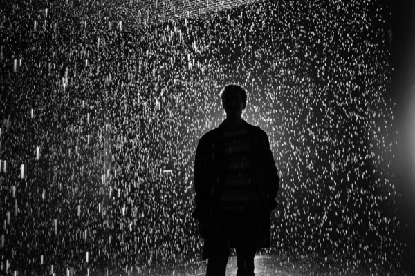 Человек под дождем