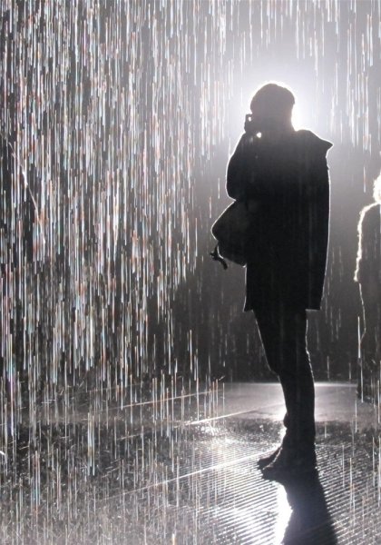 Парень под дождем