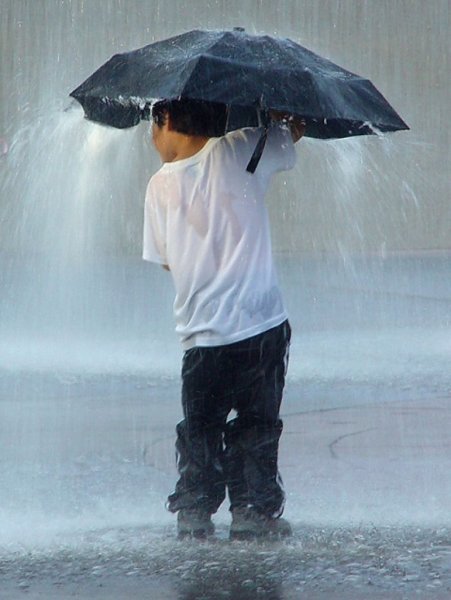 Человек под дождем