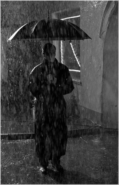 Человек под дождем