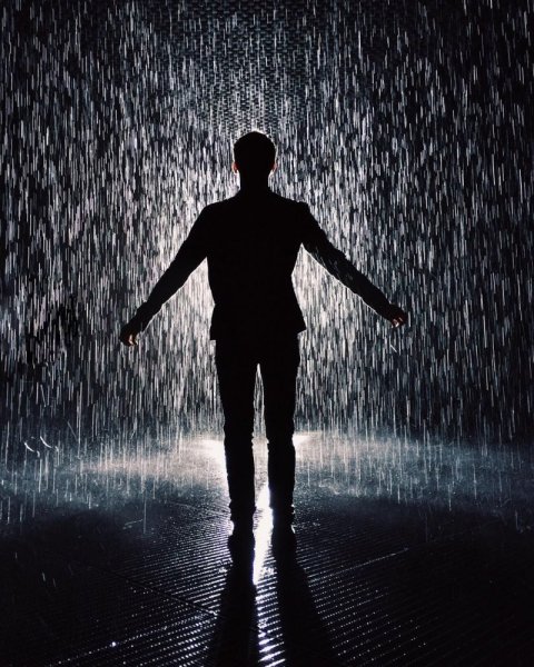 Силуэт уходящего мужчины