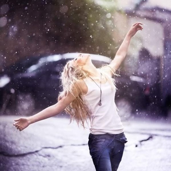 Блондинка под дождем