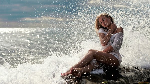 Девушка в брызгах воды