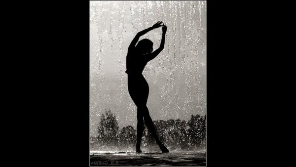 Девушка танцует под дождем