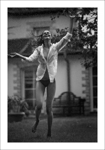 Девушка танцует под дождем