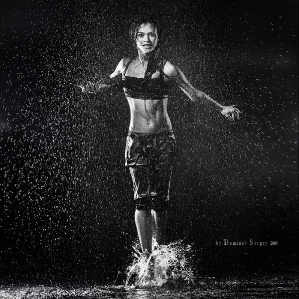 Девушка под дождем чб