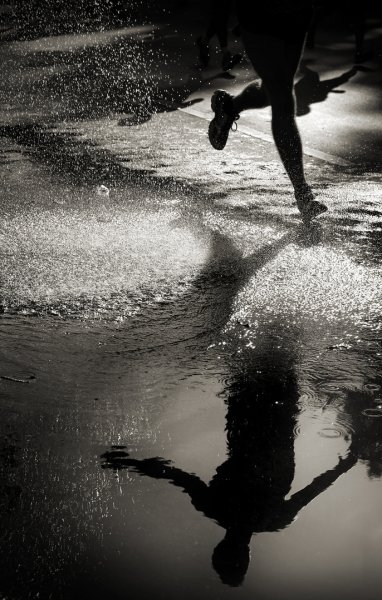 Девушка бежит под дождем