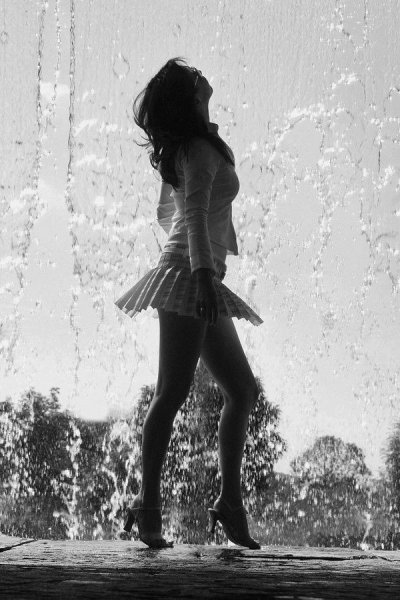 Красивая девушка под дождем