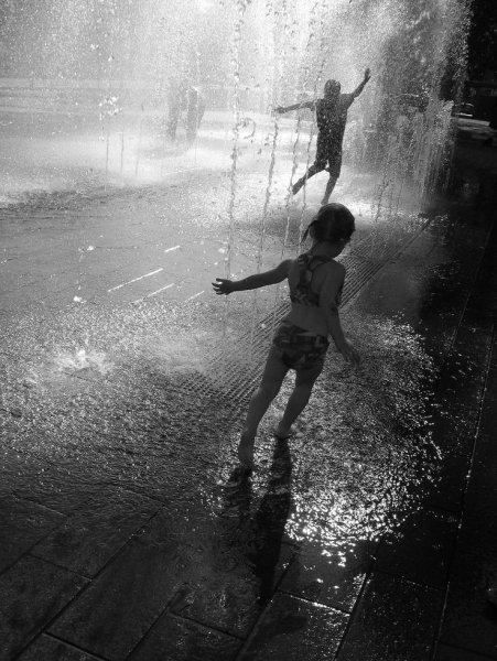 Мальчик под дождем