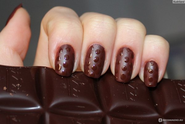 Матовый маникюр с капельками воды