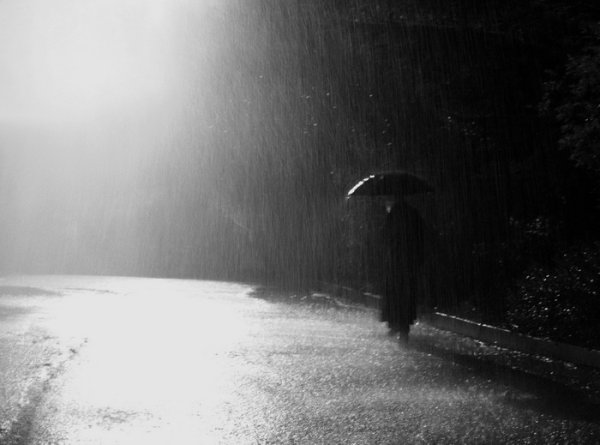 Черный человек под дождем