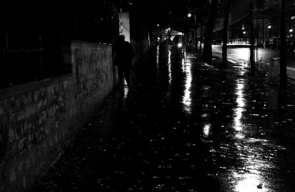 Дождь на темной улице