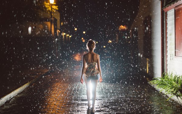 Девушка под дождем в городе