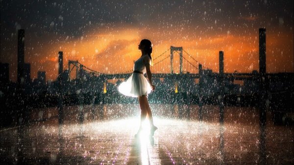 Танцующая девушка в ночи