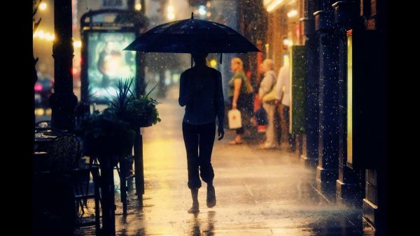 Девушка под дождем в городе