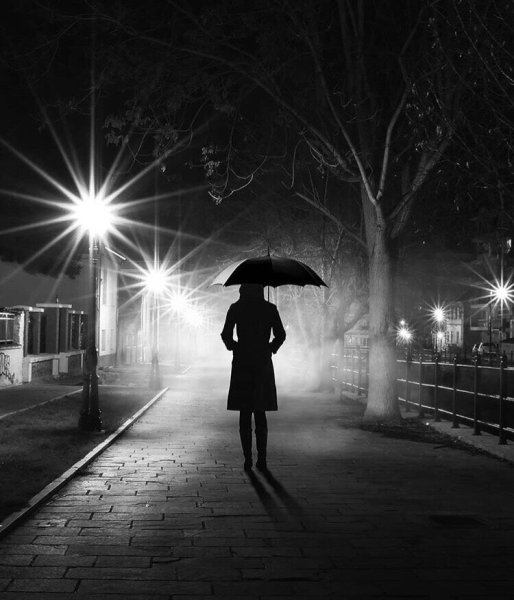 Силуэт девушки под дождем